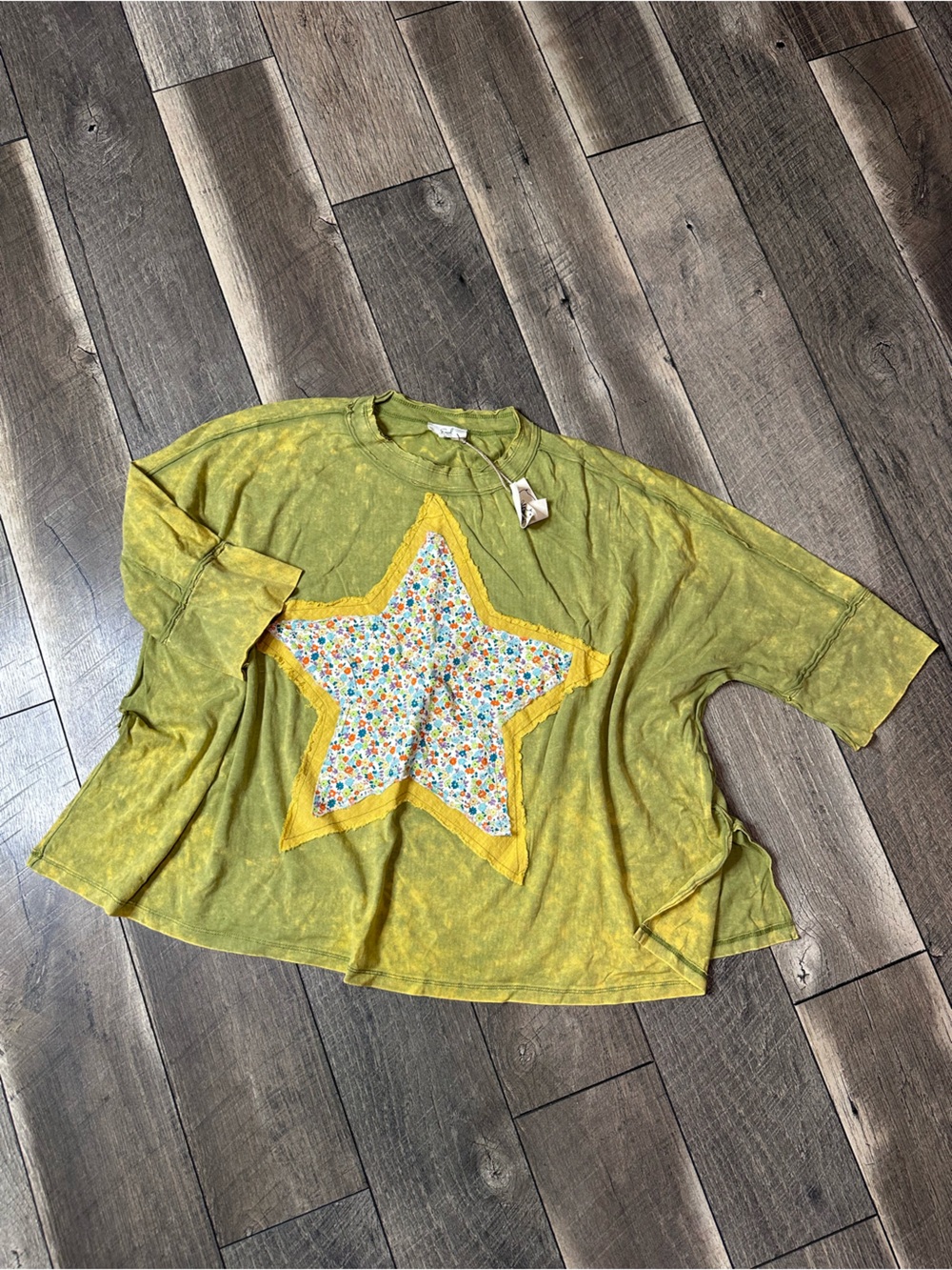 Easel Oversized Star Short Sleeve Top
